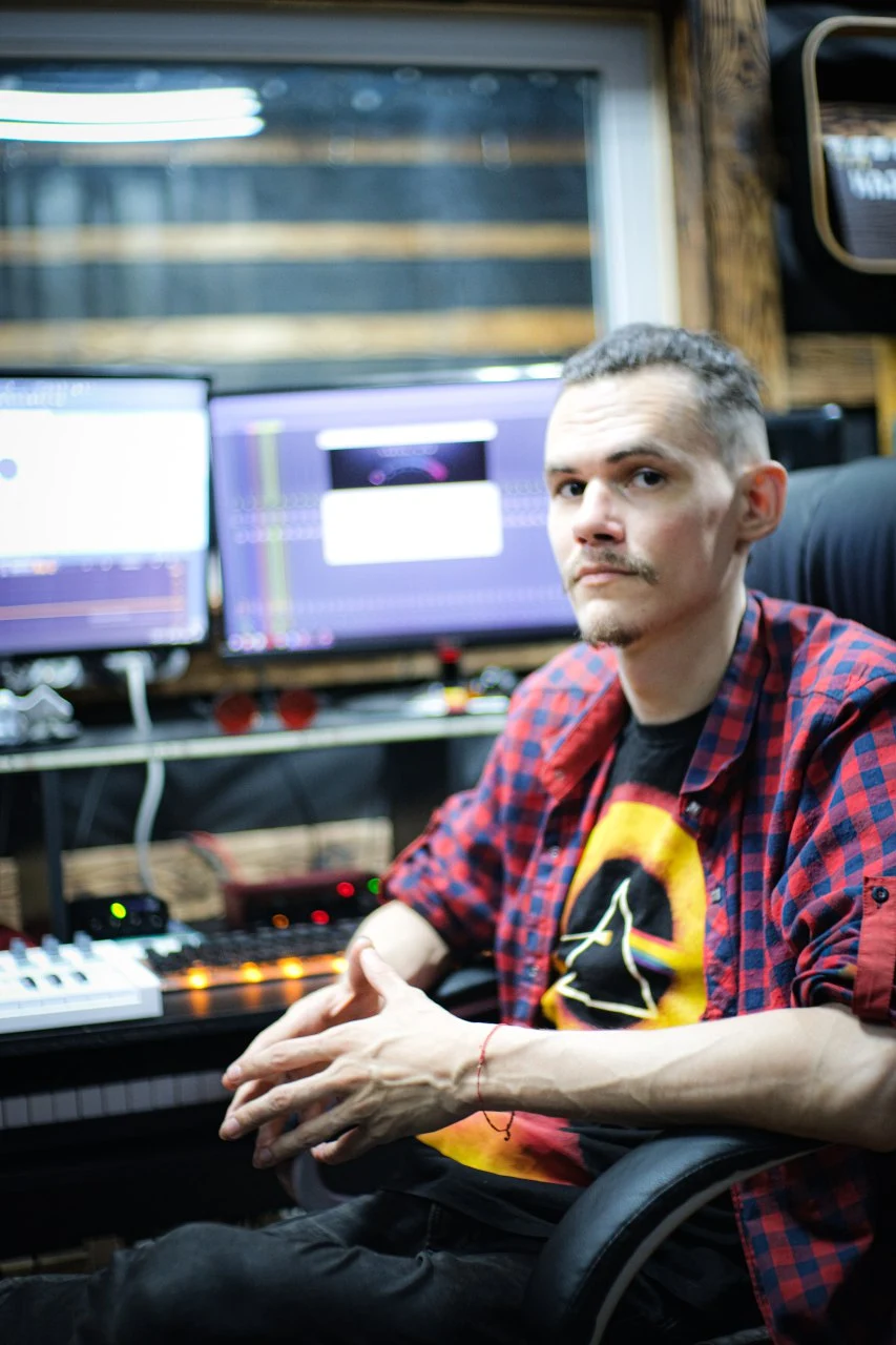 Викладач гітари, вокаліст, звукорежисер, композитор