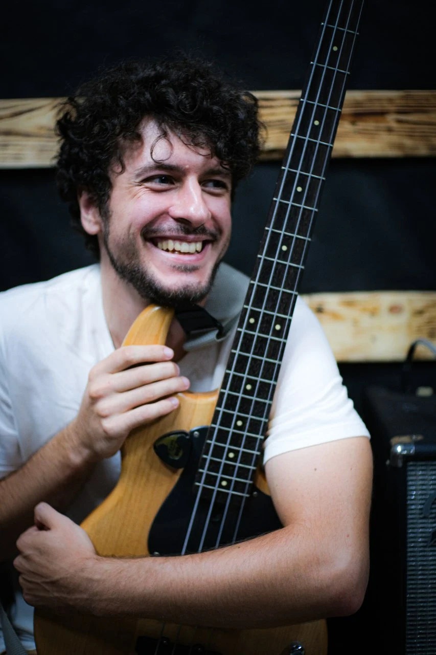 Бас-гітарист, барабанщик, вокаліст, автор пісень